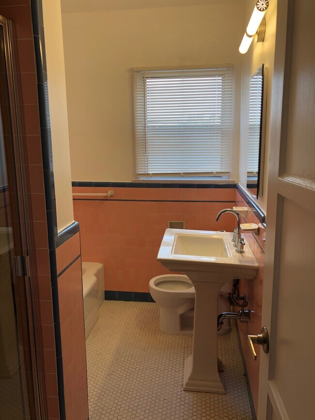 Building Photo - 1144 Rexford Dr