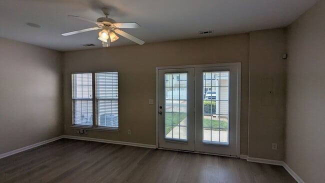 Building Photo - Townhome w/ Easy Access to I485/Shopping/R...