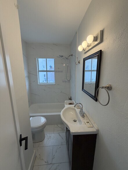 Building Photo - 2 Bed/1 Bath