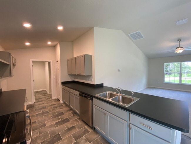 Building Photo - $700 off first month's rent! - Desirable Citrus Springs Neighborhood 3/2/2