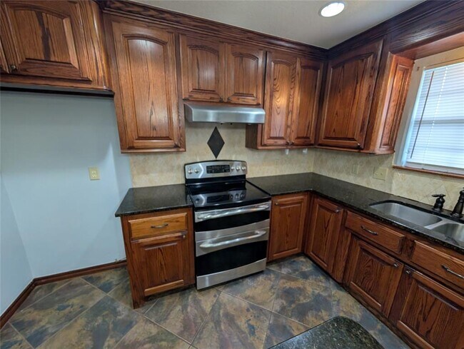 Building Photo - 409 SW 27th Pl