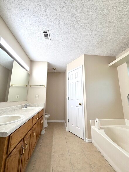 Spacious bathroom with double vanity in and gorgeous counterspace - 6281 Hunters Ridge Dr