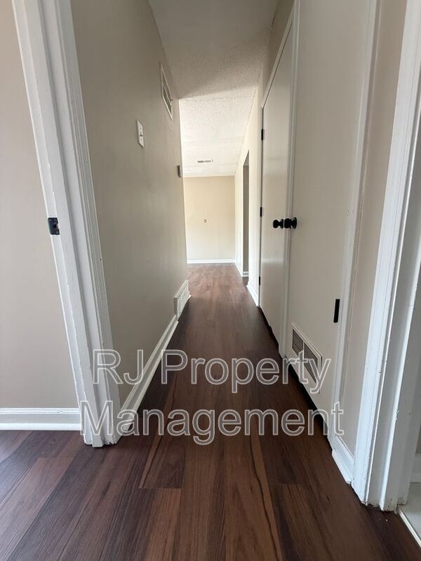 Building Photo - 256 Delta Rd