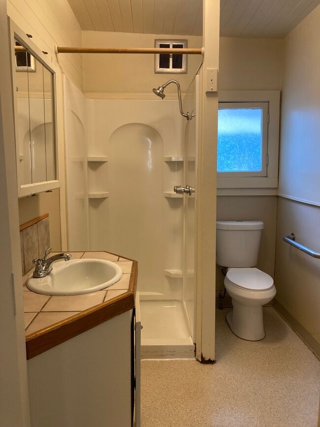 Building Photo - Campus House ~ 4 bedroom, 2 bath