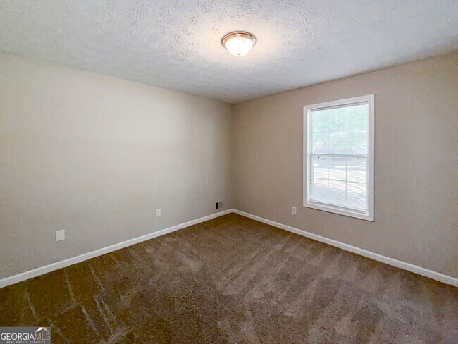 Building Photo - 2025 Old Concord Dr SE