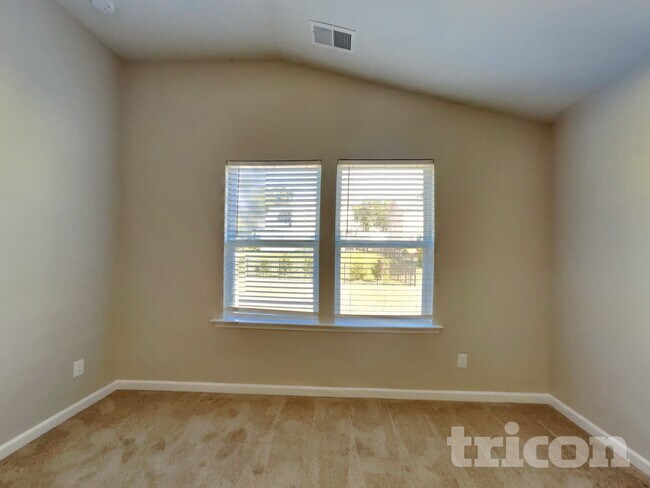 Building Photo - 64 Crew Clb Ct