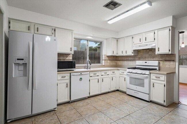 Building Photo - 1413 Gracy Dr