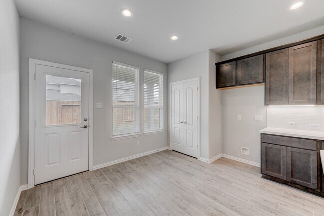 Building Photo - 1229 Red Hills Dr