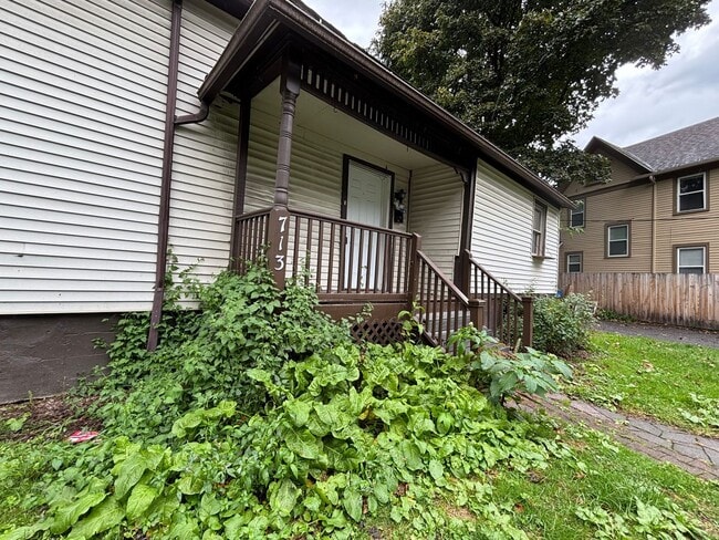 Building Photo - 3 Bedroom 1 Bath  - Single Family Home!