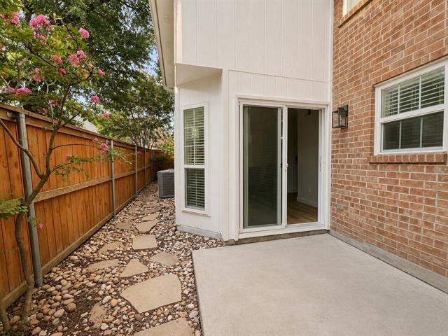 Building Photo - 300 Lamesa Ct