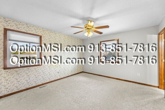 Building Photo - Country Charm Just Minutes From Lawrence!