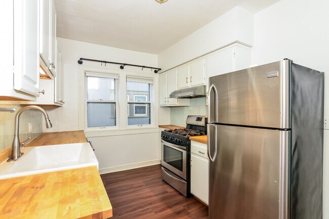 Building Photo - 1067-1069 Saint Clair Avenue