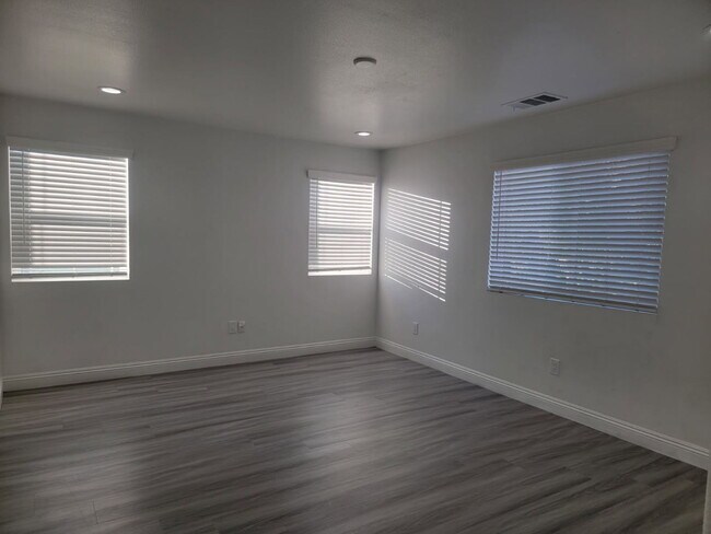 Building Photo - New Gas Range & Refrigerator.  Spacious rooms, private yard and RV parking.  Must see - Won't las...