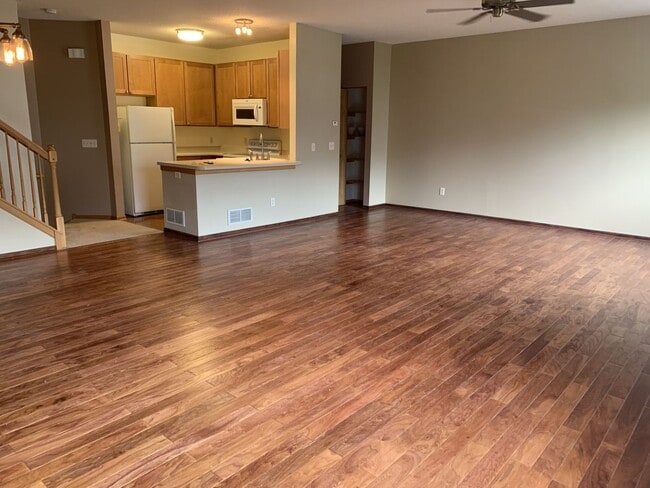 Building Photo - Beautiful 2 Bed/1.5 Bath townhome, with extra large open concept living space - Available Mar 1