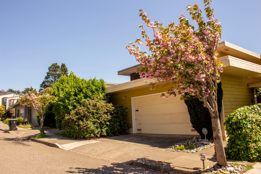 Front of the house - street view - 49 Amethyst Way