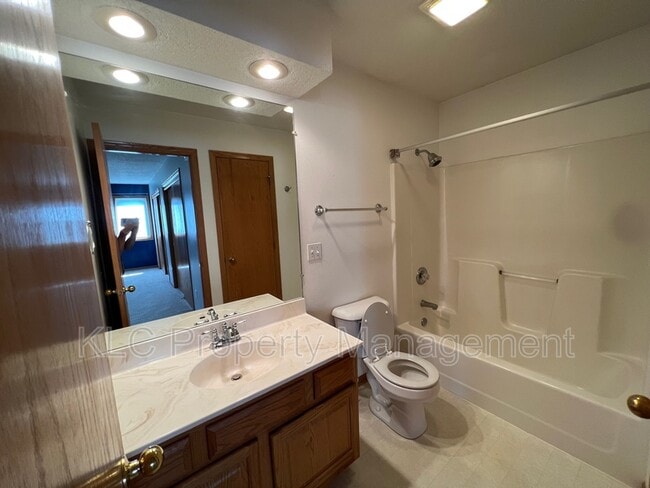Building Photo - 15104 Hawthorn Dr