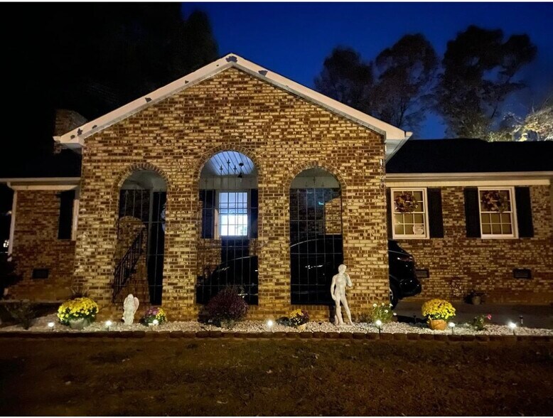 Building Photo - 1240 Shady Oak Trl
