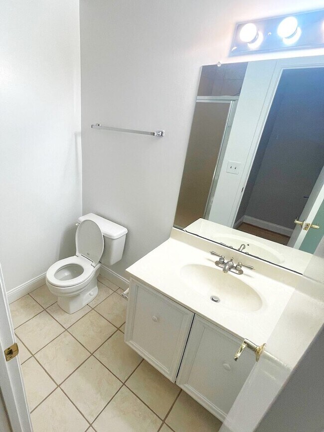 Building Photo - Newly Renovated 3 Level Townhome!