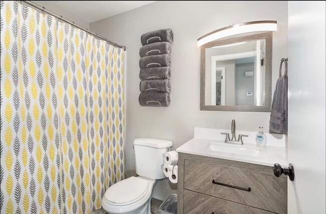 Building Photo - Beautiful Two Bedroom Apartment with Huge Yard Minutes From Hershey