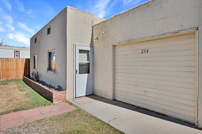 Building Photo - Charming Clifton Home with Comfortable Living & Convenient Location