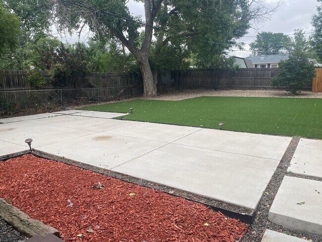 Building Photo - Charming 3-Bedroom Oasis with Expansive Yard and Driveway!
