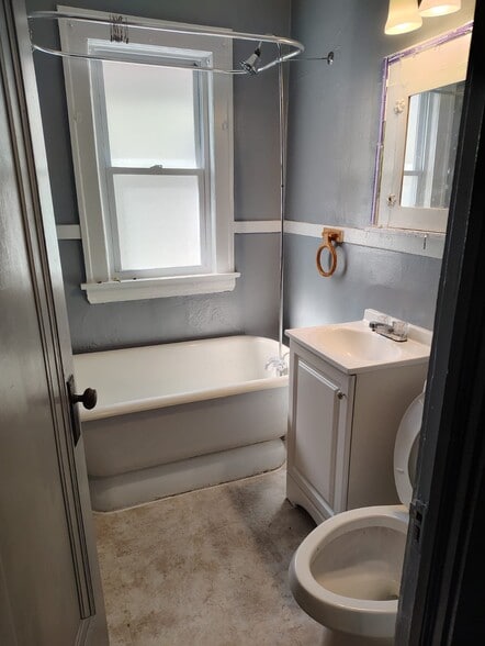 Building Photo - 11922-11924 Griffing Ave