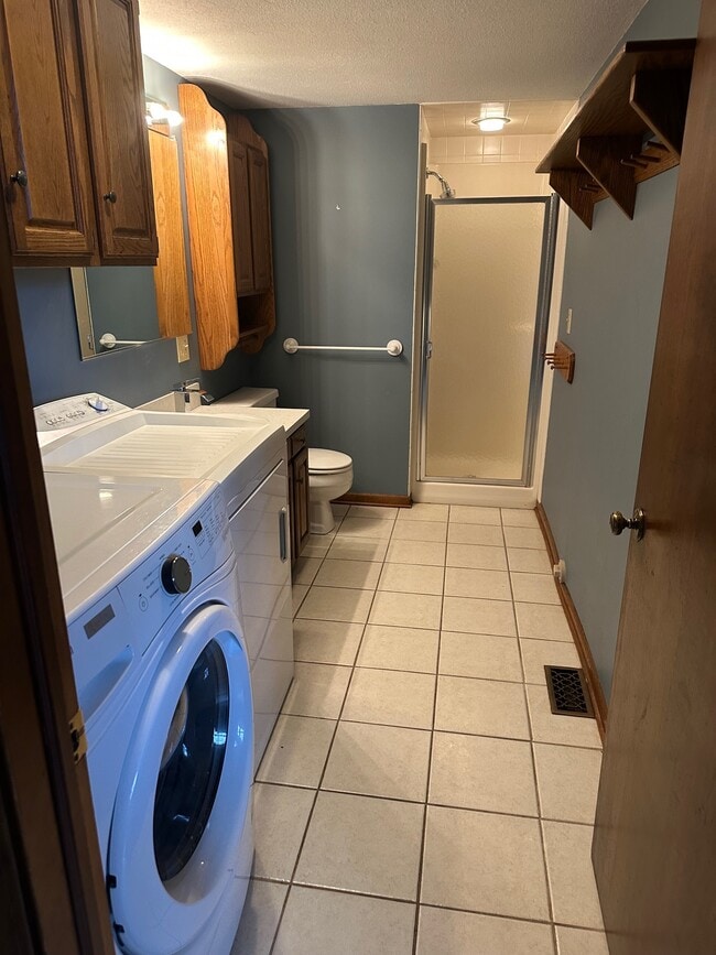 Building Photo - 776 Meadowbrook Ave