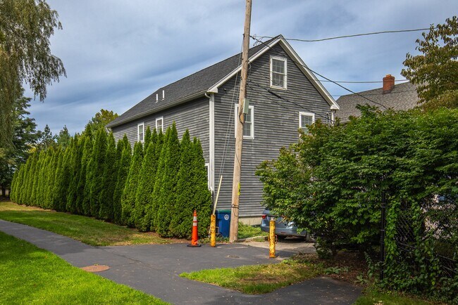 Building Photo - 12 Woodbury Ct