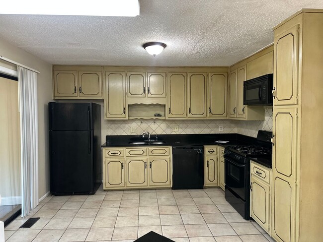 Building Photo - Large 4BR in Marietta