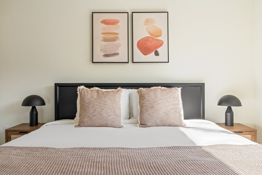 Building Photo - 330 3rd Ave W