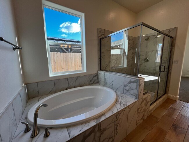 Building Photo - 2112 Daffodil St