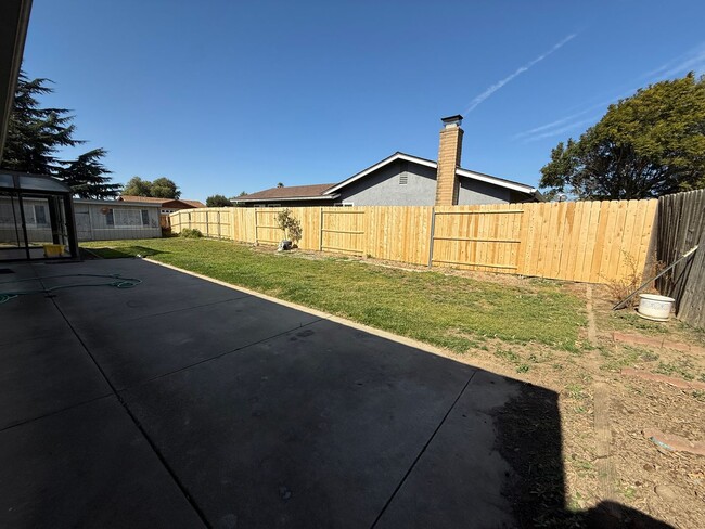 Building Photo - NE Large Corner Home is Located Near Tunne...