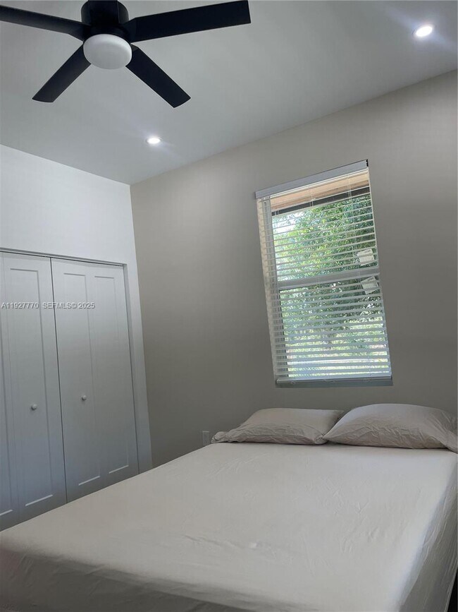 Building Photo - 675 N Romero St