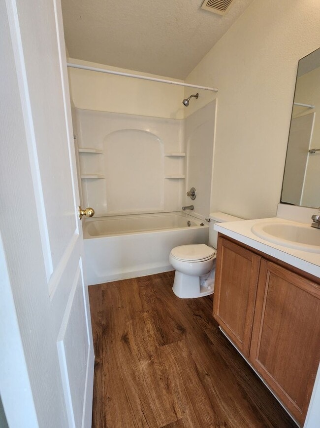 Building Photo - $300 Off First Full Months Rent-Spacious townhome in Riverview!