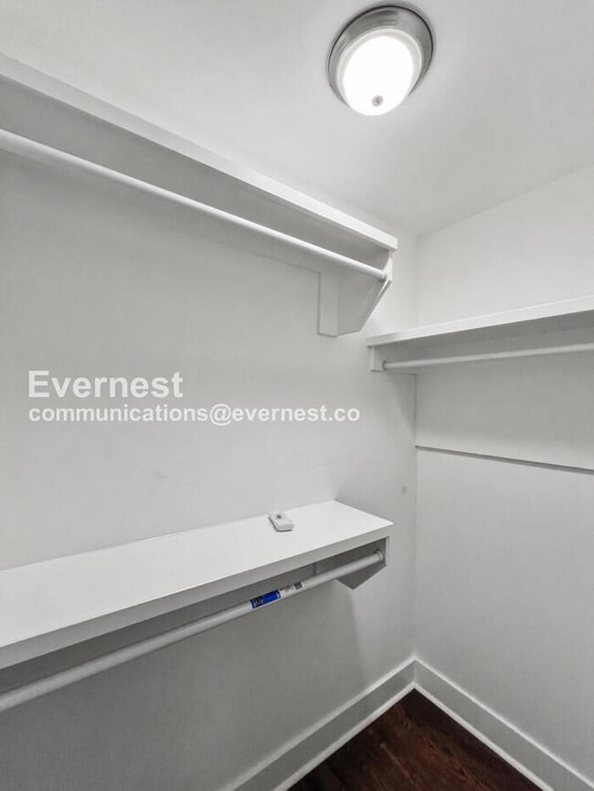 Building Photo - 2332 Oak Ct