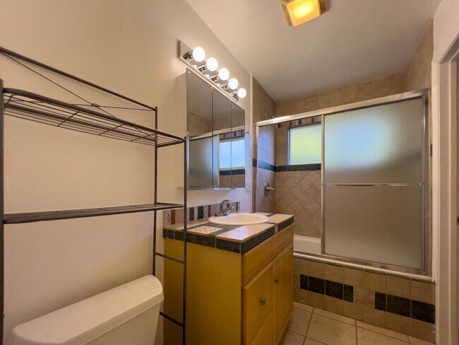 Building Photo - 15424 Camarillo St