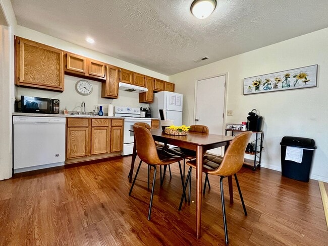 Building Photo - 105 Overbrook Ct