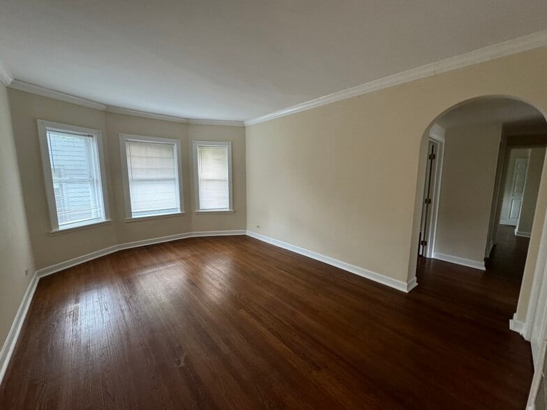Building Photo - 2440 N Hamlin Ave