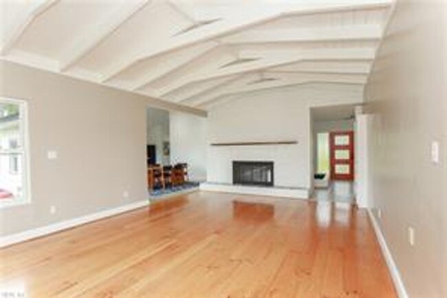 Building Photo - 4 BED/3 BATH LOCATED IN A WATERFRONT COMMU...