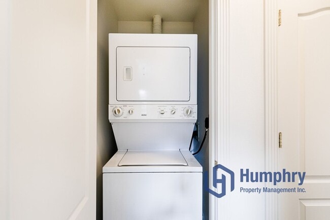 Building Photo - Charming two bedroom property