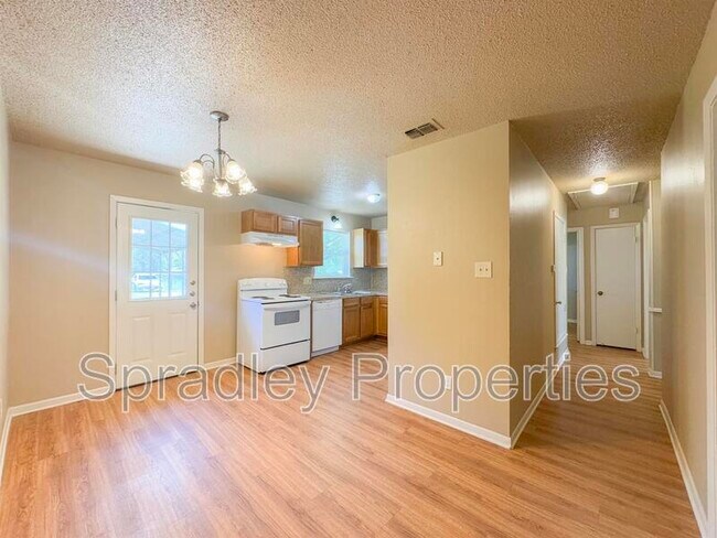 Building Photo - 705 Apache Dr