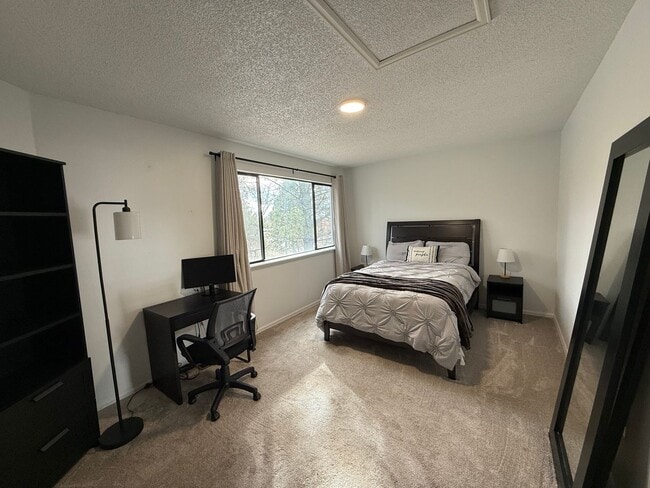 Building Photo - Welcome home to this beautifully updated townhome in the highly desirable Chesapeake Bay community!