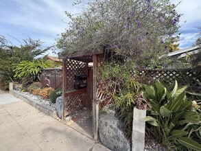 Building Photo - Coastal Living at its Finest: 2BD Ocean Beach Cottage!