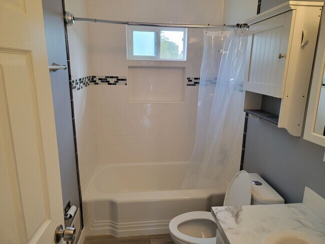 Building Photo - *MOVE IN SPECIAL * 1ST FULL MONTH FREE* Great 3-Bedroom Home IN The Garland District