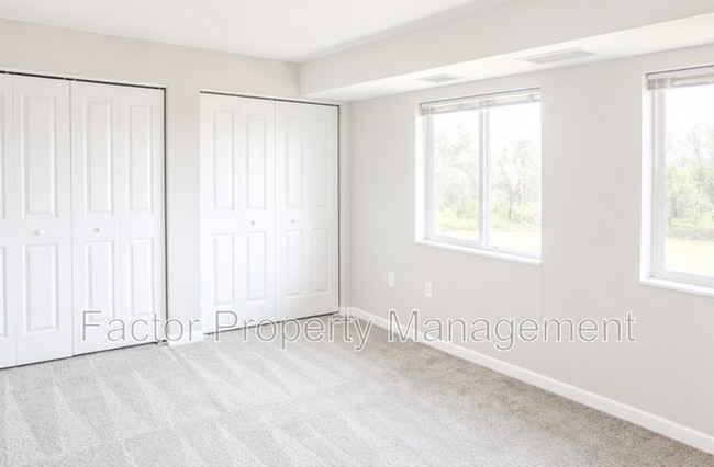 Building Photo - 561 S Elk St