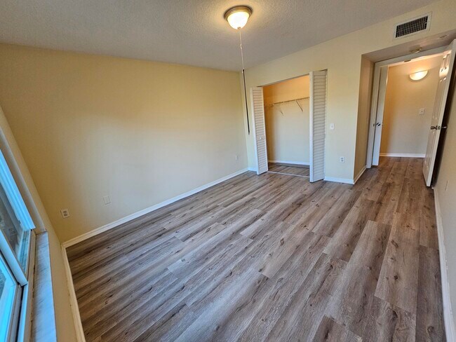 Building Photo - 604 Villa Cir