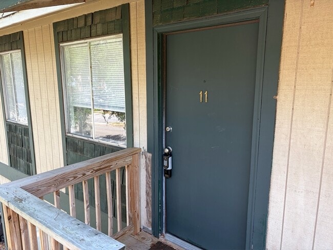 Building Photo - 215 Lovelace Dr