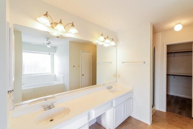 Building Photo - 14422 Cypress Valley Dr