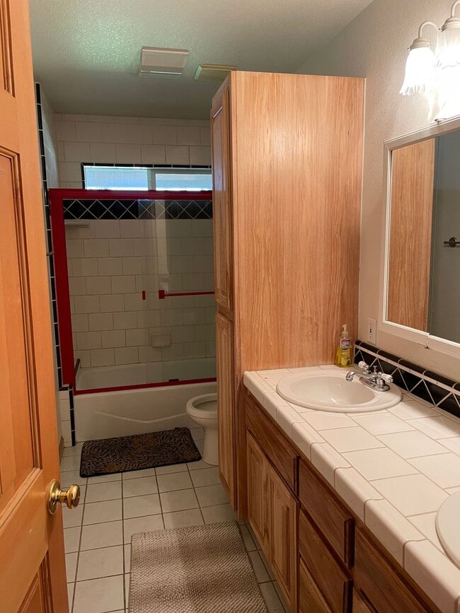 Building Photo - Beautiful 2 bedroom home with expansive li...