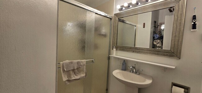 Building Photo - Charming Country Living Home with Modern Amenities!